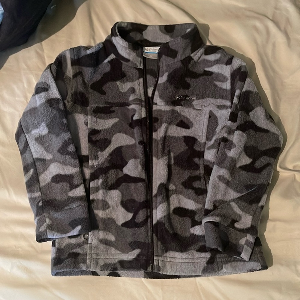 Like new boys 4t Columbia fleece jacket . Grey and black camo